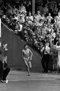 Ron Hill als eerste in het Diekmanstadion, Bestanddeelnr 928-1298