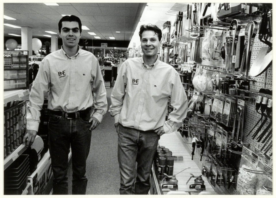 Ronald Bruin en Michel Eeken in hun ijzerzaak in Santpoort Noord. NL-HlmNHA 54050199