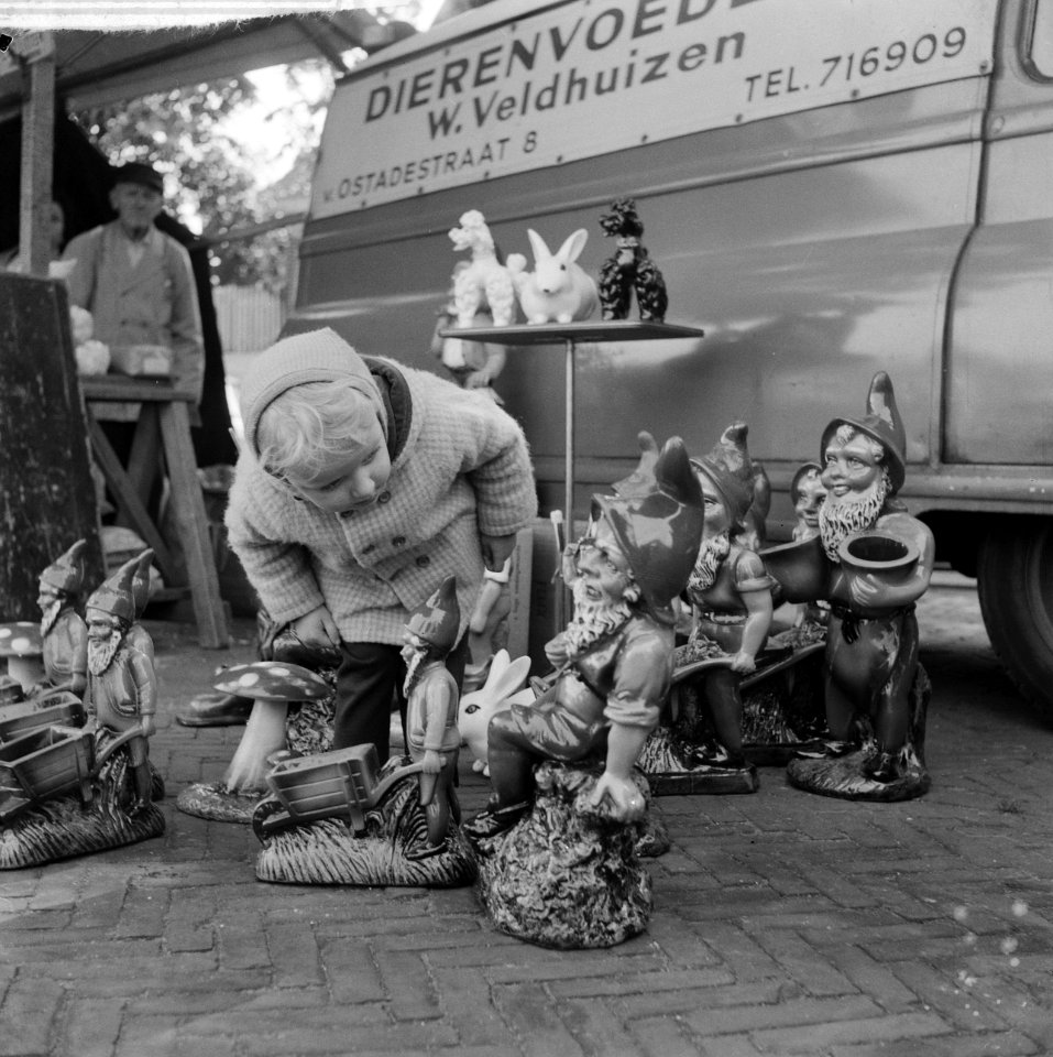 Rommel op het Waterlooplein Klein kind kijk naar kabouter, Bestanddeelnr 912-5336