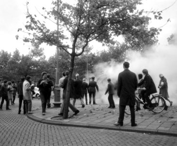 Rookbommen in de stoet demonstranten op het Museumplein bij het Amerikaans consu, Bestanddeelnr 919-6886