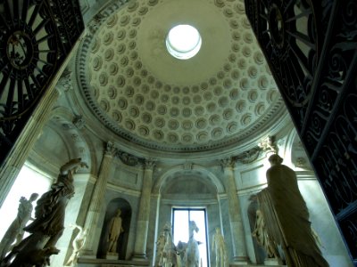 Room with sculptures in the Vatican museum pic2
