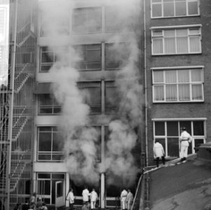 Rookontwikkeling aan de achterzijde van het bankgebouw, Bestanddeelnr 918-4368