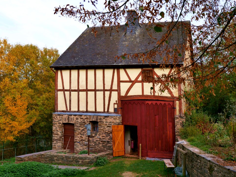Roscheiderhof̠ StallscheuneTuerWiedergestrichen