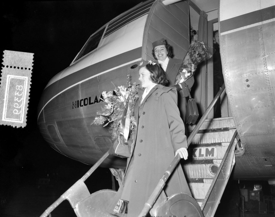 Rosette Tonicello een dag stewardess KLM, aankomst Schiphol, Bestanddeelnr 908-3399