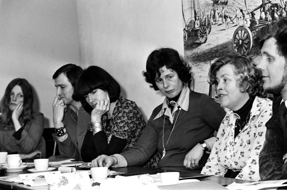 Rooie vrouwen prestenteren boekje in Den Haag v.l.n.r. 9onbekend), M. Wuthick , Bestanddeelnr 927-8129