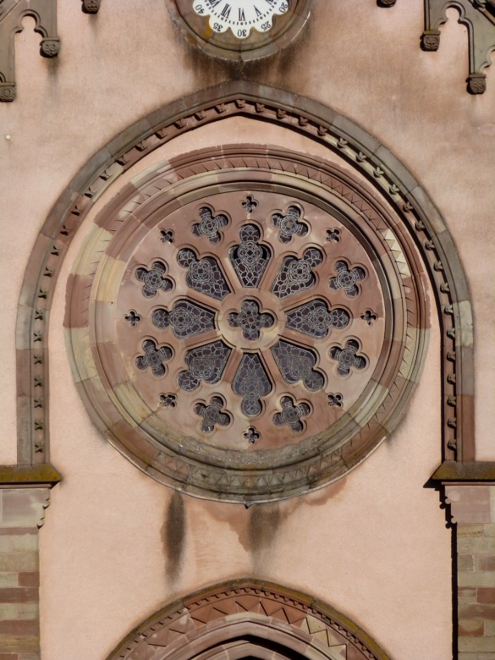 Rosace néogothique (Saint-Jean-de-Bassel)