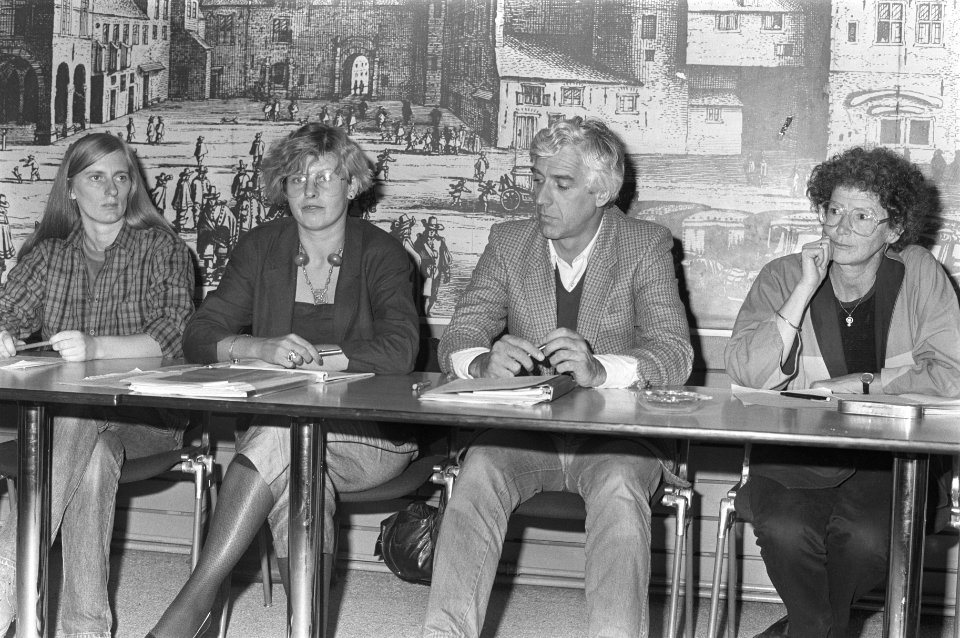 Rooie vrouwen in de PvdA presenteren conceptmanifestatie Vrouwen en geld, Bestanddeelnr 933-0921