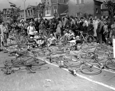 Ronde van Nederland . Renners rusten in Zaandam, Bestanddeelnr 903-3639