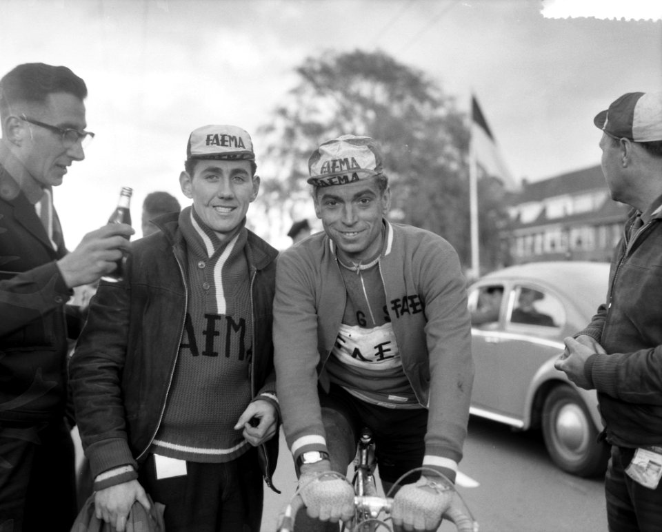 Ronde van Nederland Aankomst in Arnhem Winnaar Rik van Looy (BelgiëFaema) (r, Bestanddeelnr 908-5589