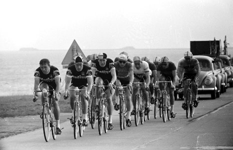 Ronde van Nederland Eerste etappe Amsterdam Heerenveen, kopgroep van 14 man op , Bestanddeelnr 911-2402