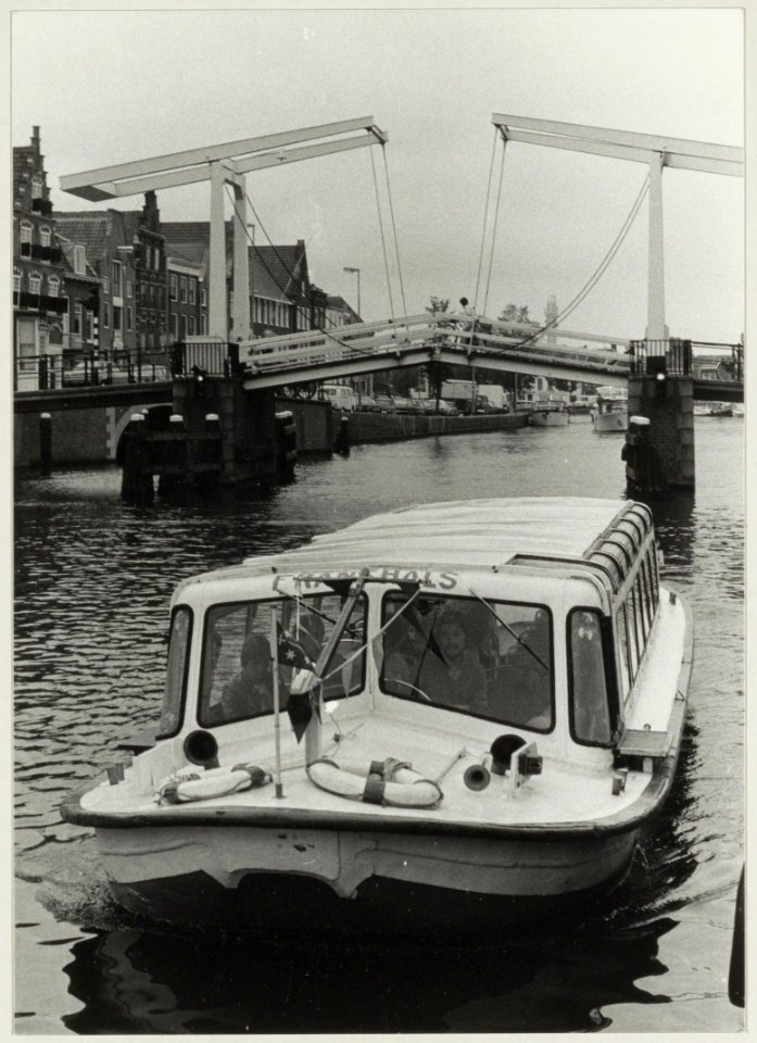 Rondvaartboot Frans Hals van rederij Haarlem bij de Gravestenenbrug, ziende naar het noordoosten. NL-HlmNHA 54010068