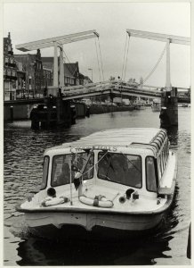 Rondvaartboot Frans Hals van rederij Haarlem bij de Gravestenenbrug, ziende naar het noordoosten. NL-HlmNHA 54010068