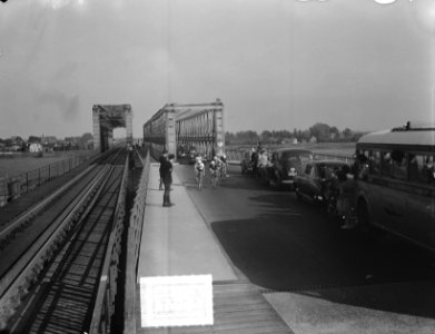 Ronde van Nederland afrit brug Arnhem-Westervoort over de IJssel, Bestanddeelnr 904-6044