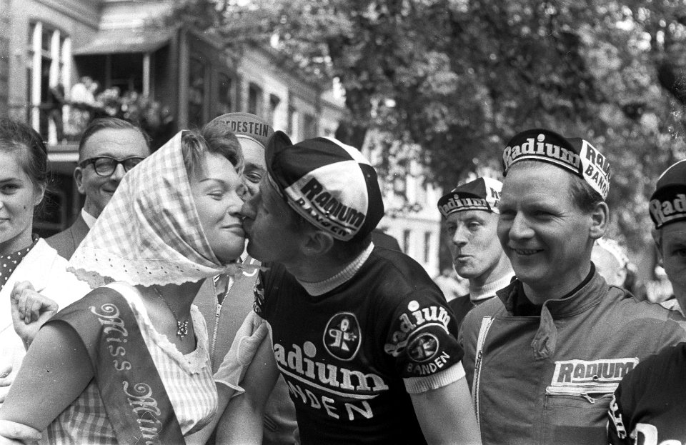Ronde van Nederland 1960 Finish tweede etappe Heerenveen Assen, Peter Post krij, Bestanddeelnr 911-2419