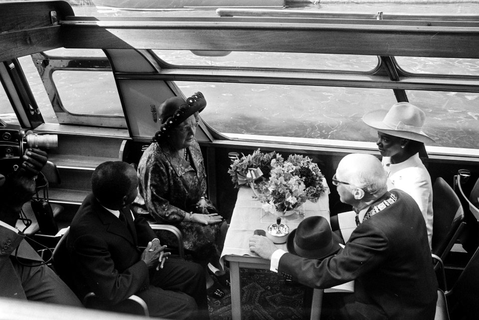 Rondvaart van koningin Juliana en burgemeester Samkalden met president Houphouët, Bestanddeelnr 923-5669