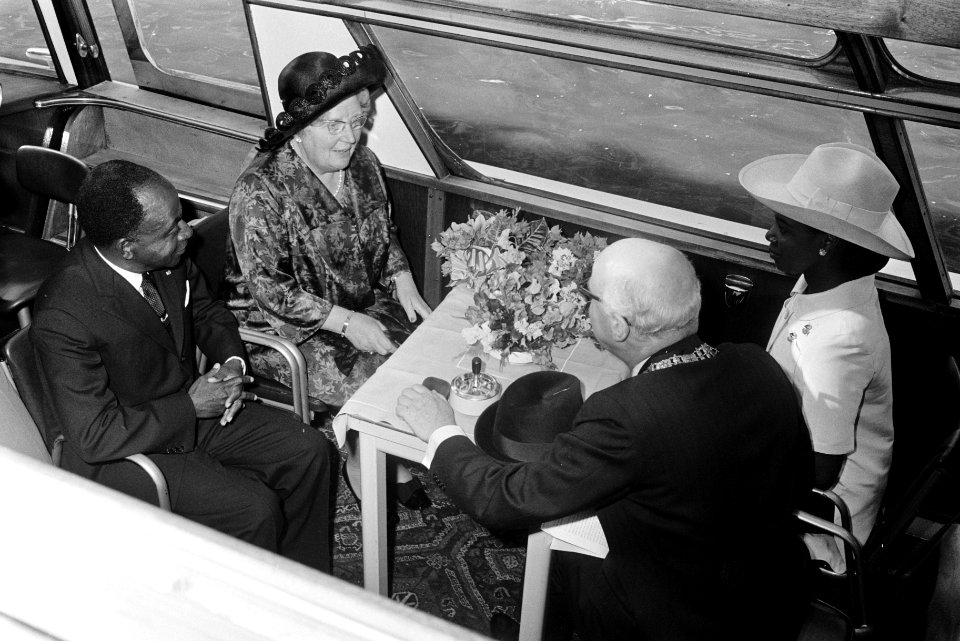 Rondvaart van koningin Juliana en burgemeester Samkalden met president Houphouët, Bestanddeelnr 923-5666