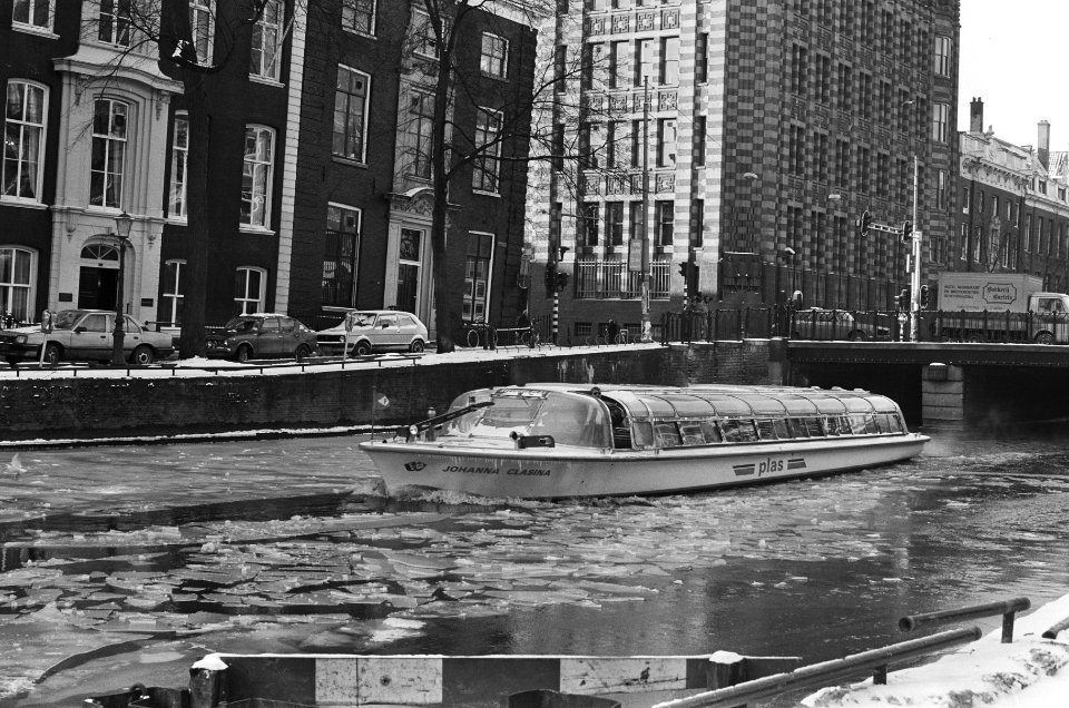 Rondvaartboot moet zich een weg banen tussen de ijsschotsen in de Herengracht te, Bestanddeelnr 933-1938