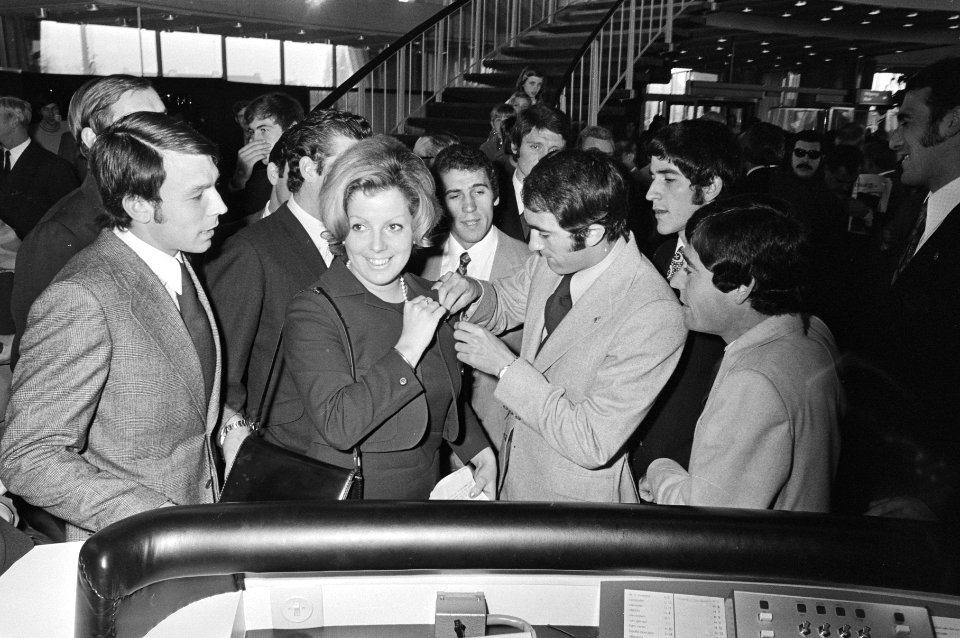 Rondleidster van Evoluon krijgt een speldje van Real Madrid opgespeld, Bestanddeelnr 924-4487
