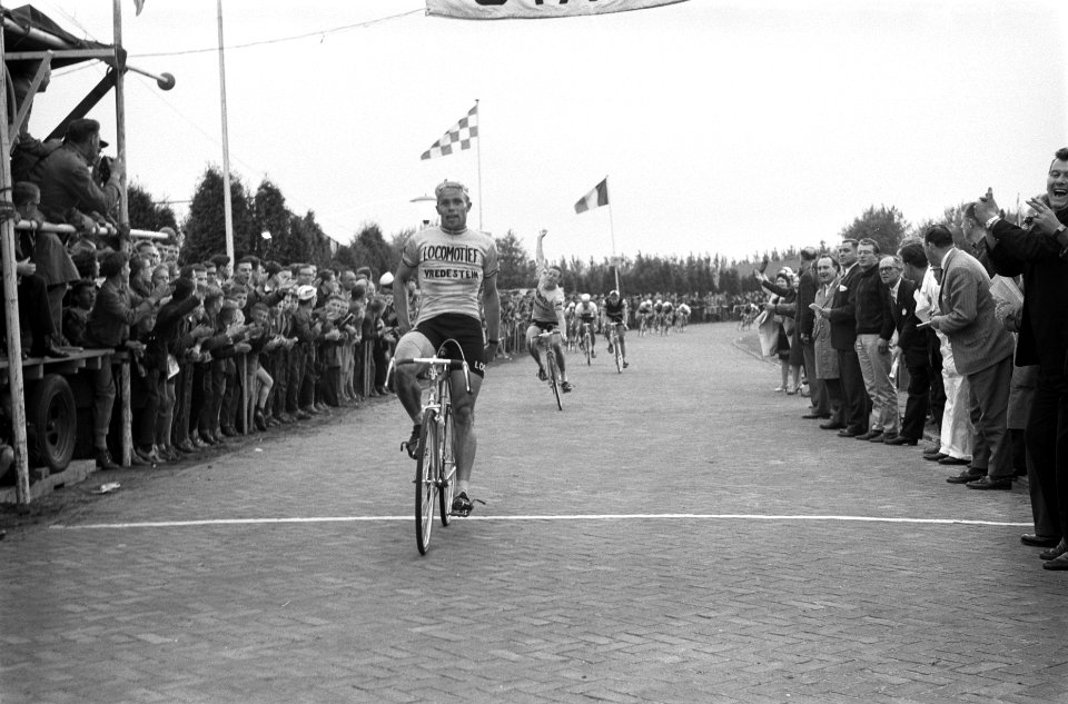 Ronde van Nederland Kerkrade naar Zundert Jaap Kaptein gaat over de finish, Bestanddeelnr 912-5080