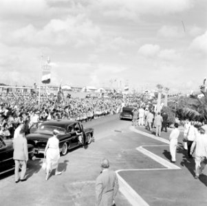 Rondrit van het koninklijk paar door Oranjestad op Aruba, Bestanddeelnr 252-3875