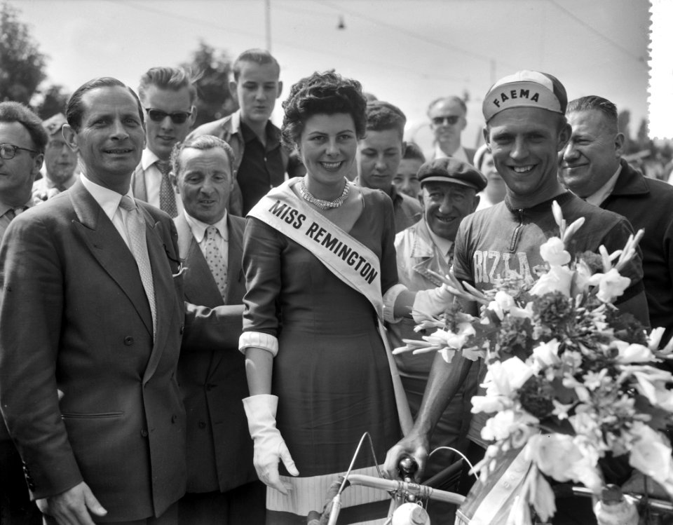 Ronde van Nederland Finish 4e etappe Rotterdam Miss Remington met ritwinnaar N, Bestanddeelnr 907-9399