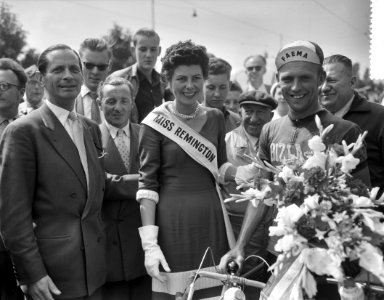 Ronde van Nederland Finish 4e etappe Rotterdam Miss Remington met ritwinnaar N, Bestanddeelnr 907-9399