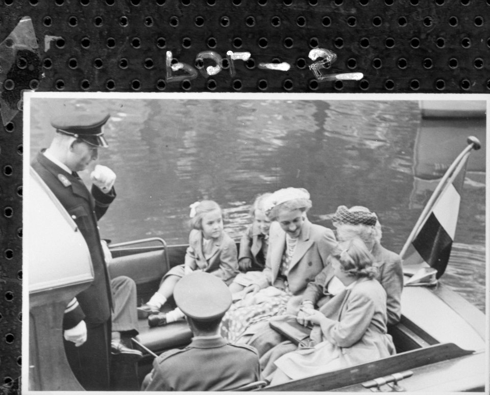 Rondvaart in Amsterdam. De drie oudste prinsessen maken met hun verzorgster, mev, Bestanddeelnr 255-7005