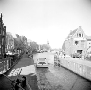 Rondvaartboot met links de Oude Schans en op de achtergrond de Montelbaanstoren, Bestanddeelnr 254-5567