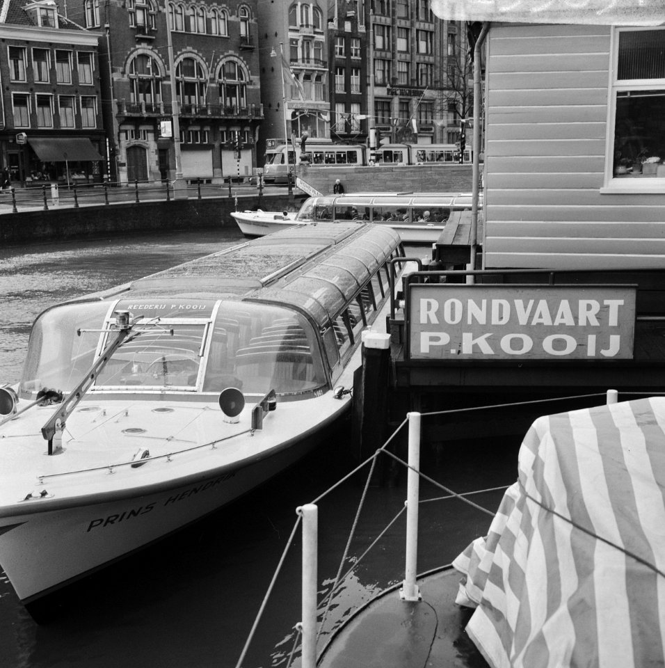 Rondvaartboten (Amsterdam) aan steiger, Bestanddeelnr 923-3891