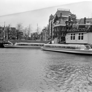 Rondvaartboten (Amsterdam) aan steiger, Bestanddeelnr 923-3890