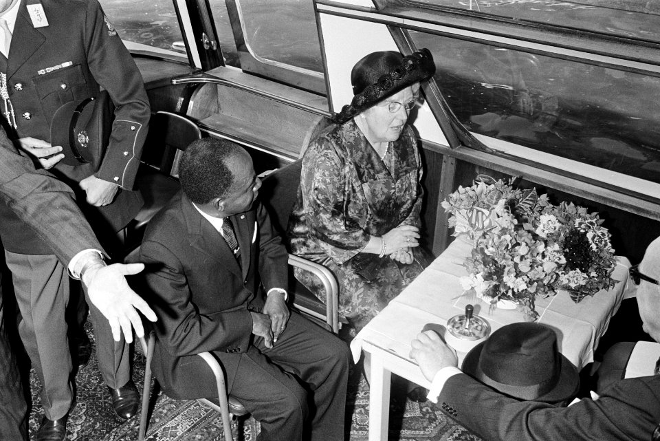 Rondvaart van koningin Juliana en burgemeester Samkalden met president Houphouët, Bestanddeelnr 923-5665
