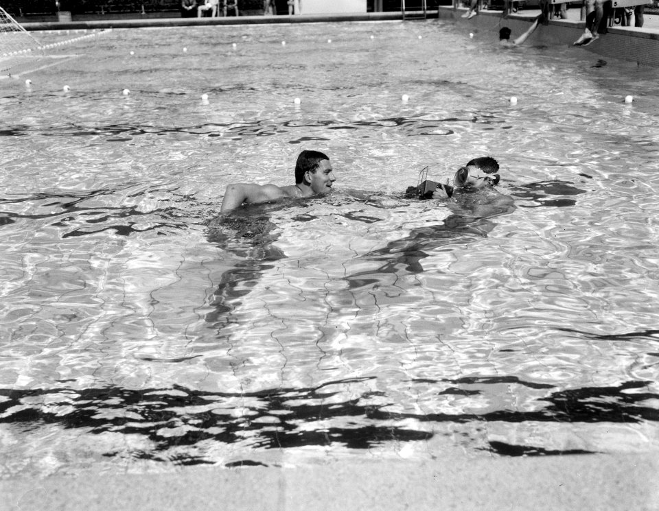 Ronnie Kroon met onderwatercamera, Kroon fotografeert David Dickson (links) Aust, Bestanddeelnr 919-4626