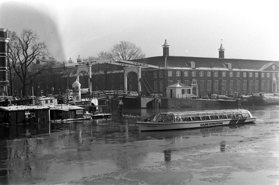 Rondvaartboot in Amstel gedeeltelijk met ijs, Bestanddeelnr 931-8642