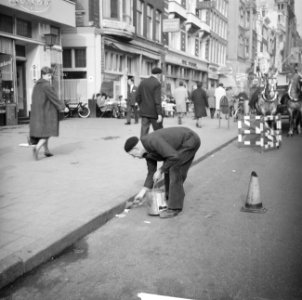 Roodschilderen trottoirbanden in Amsterdam, Bestanddeelnr 912-1924