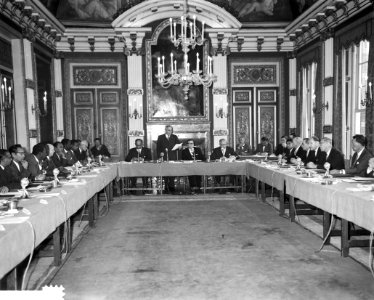 Rondetafelconferentie in de Treveszaal. Overzicht tijdens openingsrede door de Q, Bestanddeelnr 912-5316