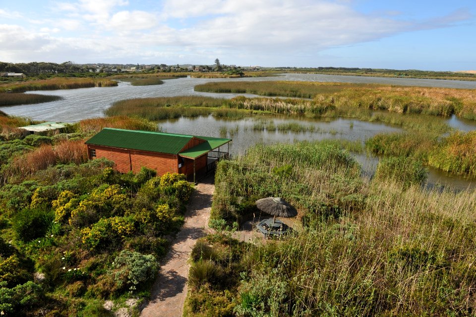 Rondevlei Wetlands in Cape Town - paths and hut