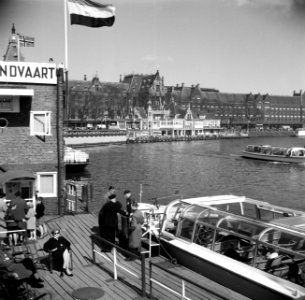 Rondvaartboot bij de aanlegsteiger bij het Centraal Station, Bestanddeelnr 254-3278