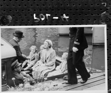 Rondvaart in Amsterdam. De drie oudste prinsessen maken met hun verzorgster, mev, Bestanddeelnr 255-7004