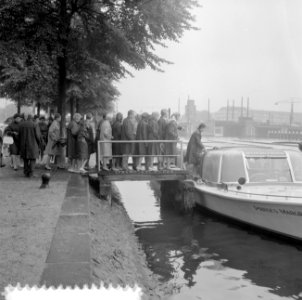 Rondvaart Europese roeisters door Amsterdam, Meike Vlas krantenbelangstelling, Bestanddeelnr 916-7178