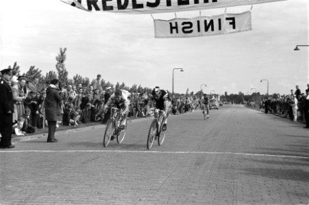 Ronde van Nederland in Utrecht begonnen Finish Amsterdam Jac van der Klundert, Bestanddeelnr 912-4834