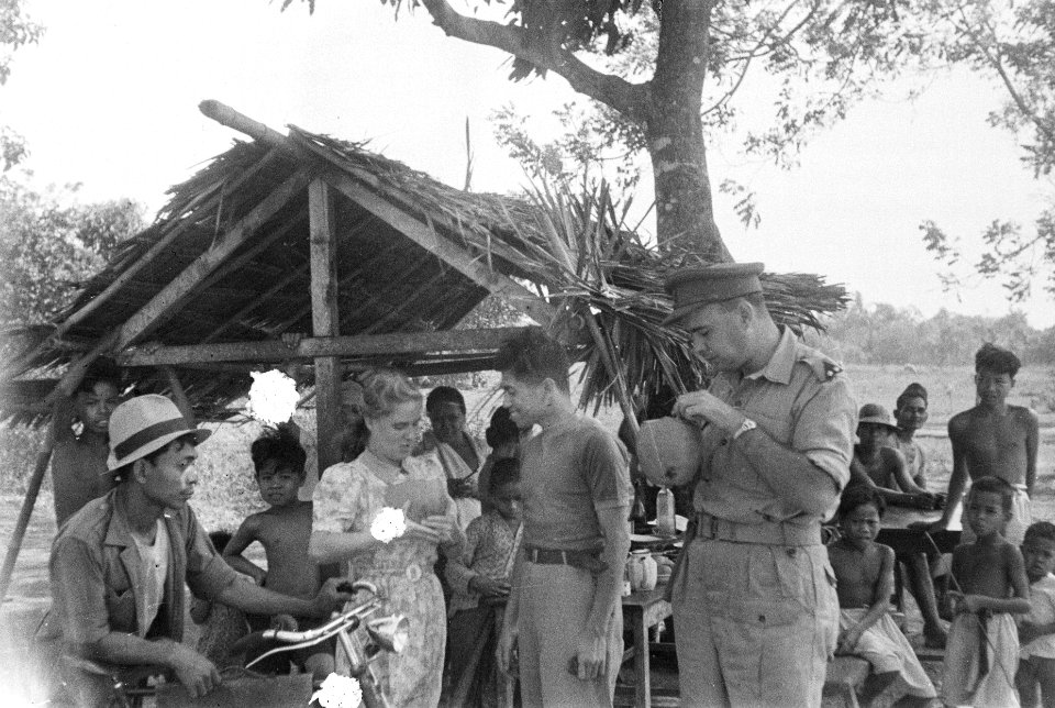 Rondrit van de Recomba van Oost-Java. C.O. van der Plas Luitenant en de echgenot, Bestanddeelnr 52-6-2