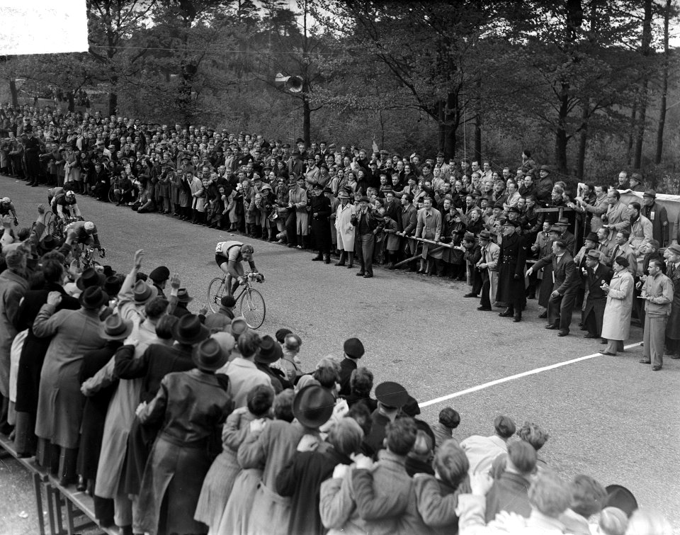 Ronde van Nederland 4e etappe Enschede-Apeldoorn Finisch 1 Gerrit Schulte, Bestanddeelnr 903-3676