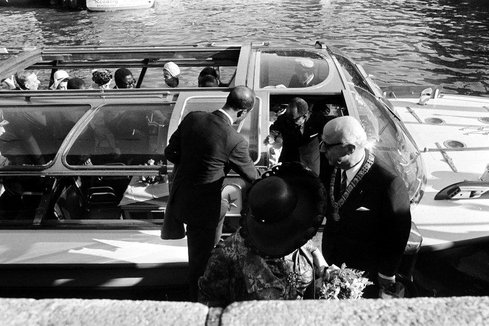 Rondvaart van koningin Juliana en burgemeester Samkalden met president Houphouët, Bestanddeelnr 923-5670
