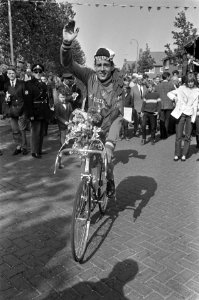 Ronde van Zuid-Holland, winnaar Harry Jansen met krans rijdt ererondje, Bestanddeelnr 920-3331