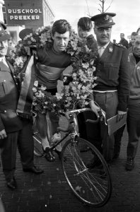 Ronde van Noord-Holland, winnaar Wim Dubois in de bloemen, Bestanddeelnr 920-1992