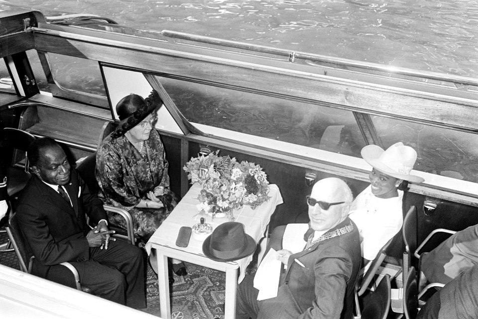 Rondvaart met koningin Juliana, burgemeester Samkalden en president Houphouët-Bo, Bestanddeelnr 923-5662