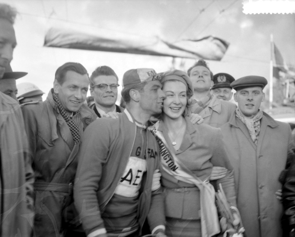 Ronde van Nederland . Aankomst in Arnhem. Winnaar Rik van Looy (Belgie) met rond, Bestanddeelnr 908-5590