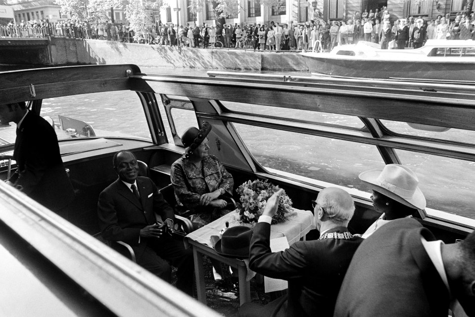 Rondvaart van koningin Juliana en burgemeester Samkalden met president Houphouët, Bestanddeelnr 923-5668