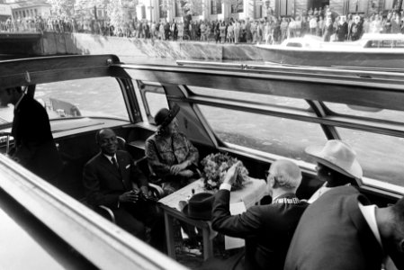 Rondvaart van koningin Juliana en burgemeester Samkalden met president Houphouët, Bestanddeelnr 923-5668