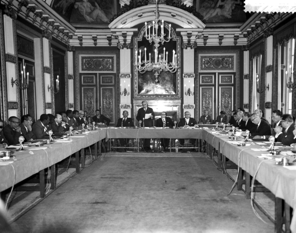 Rondetafelconferentie in de Treveszaal Overzicht van de zitting, Bestanddeelnr 912-5311